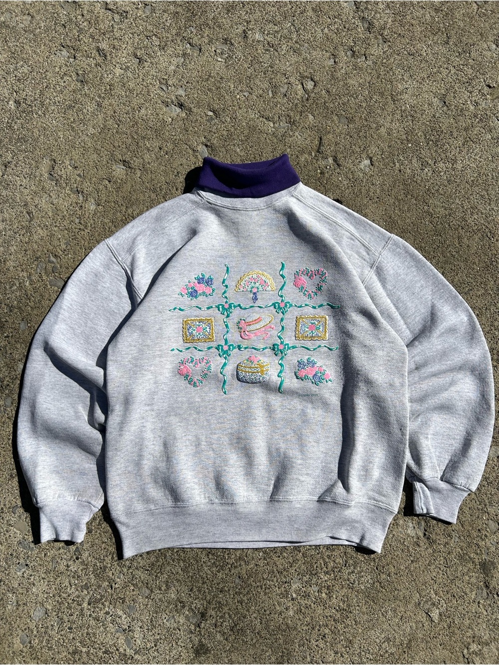 Vintage 90’s cottage core Sweatshirt with Pastel Floral Purple Neck